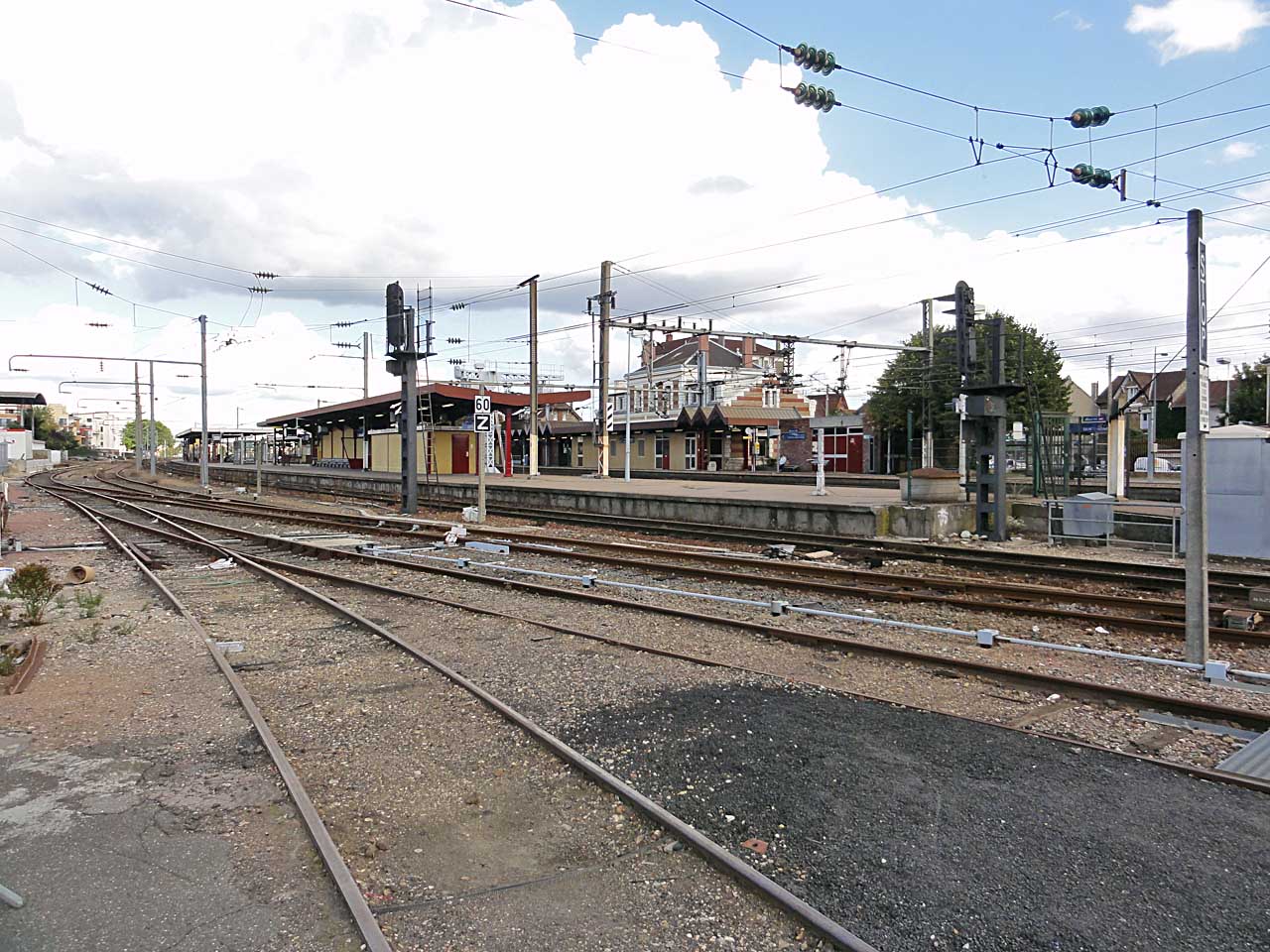 La gare de Conflans-Sainte-Honorine vue des voies
