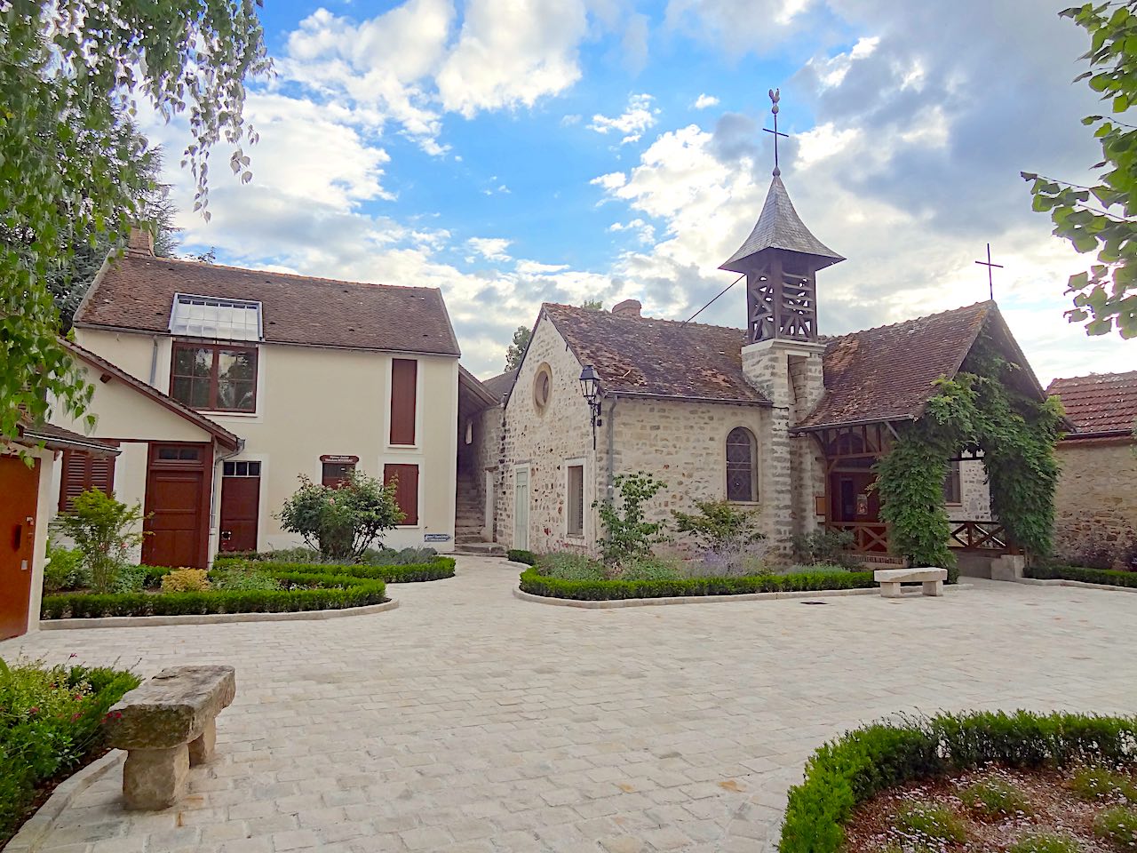 placette à Barbizon : église et atelier de Rousseau