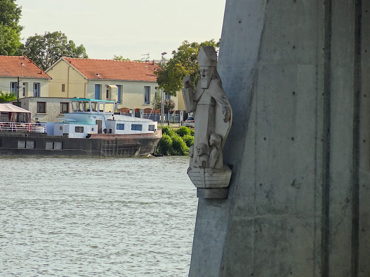 statue de saint Nicolas à Conflans-Sainte-Honorine