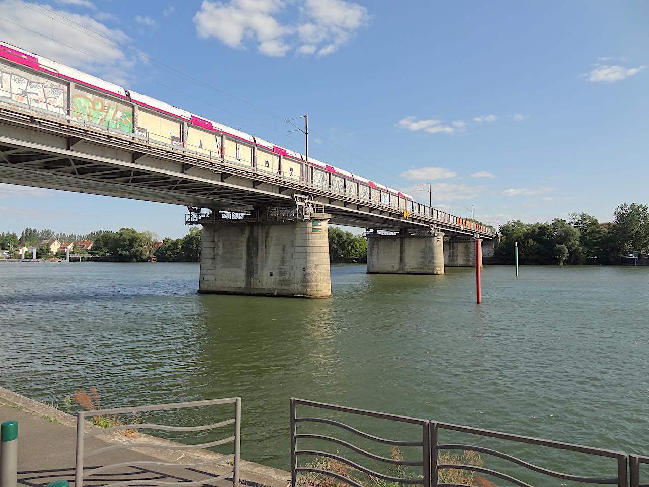 train à Conflans-Sainte-Honorine