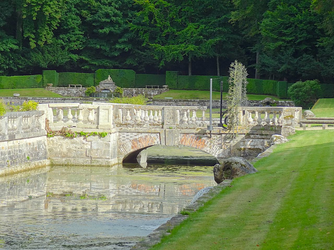 pont dans le parc du château de Courances