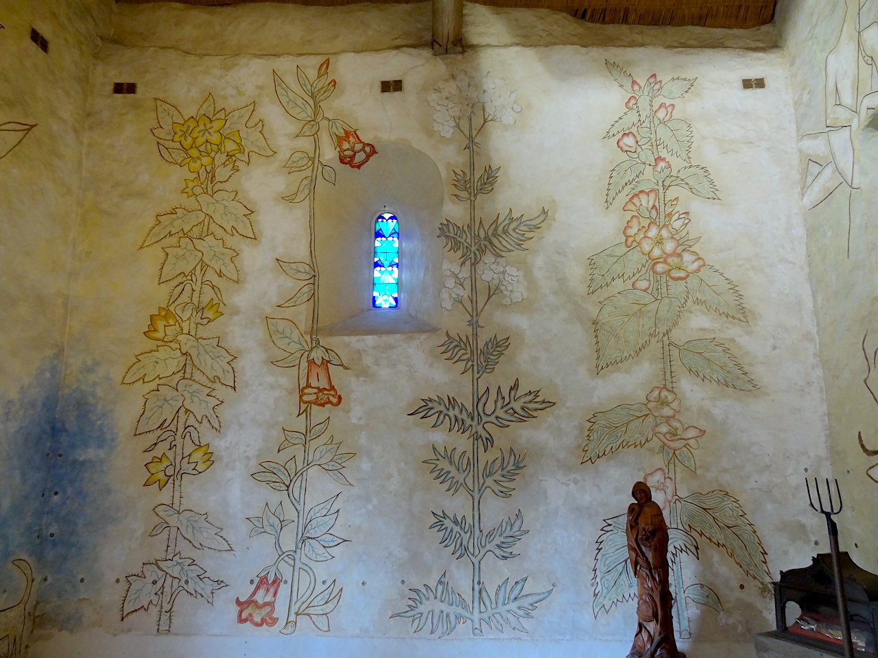 intérieur de la chapelle Cocteau à Milly la Forêt