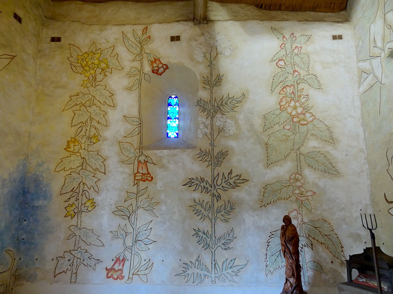 intérieur de la chapelle Cocteau à Milly la Forêt