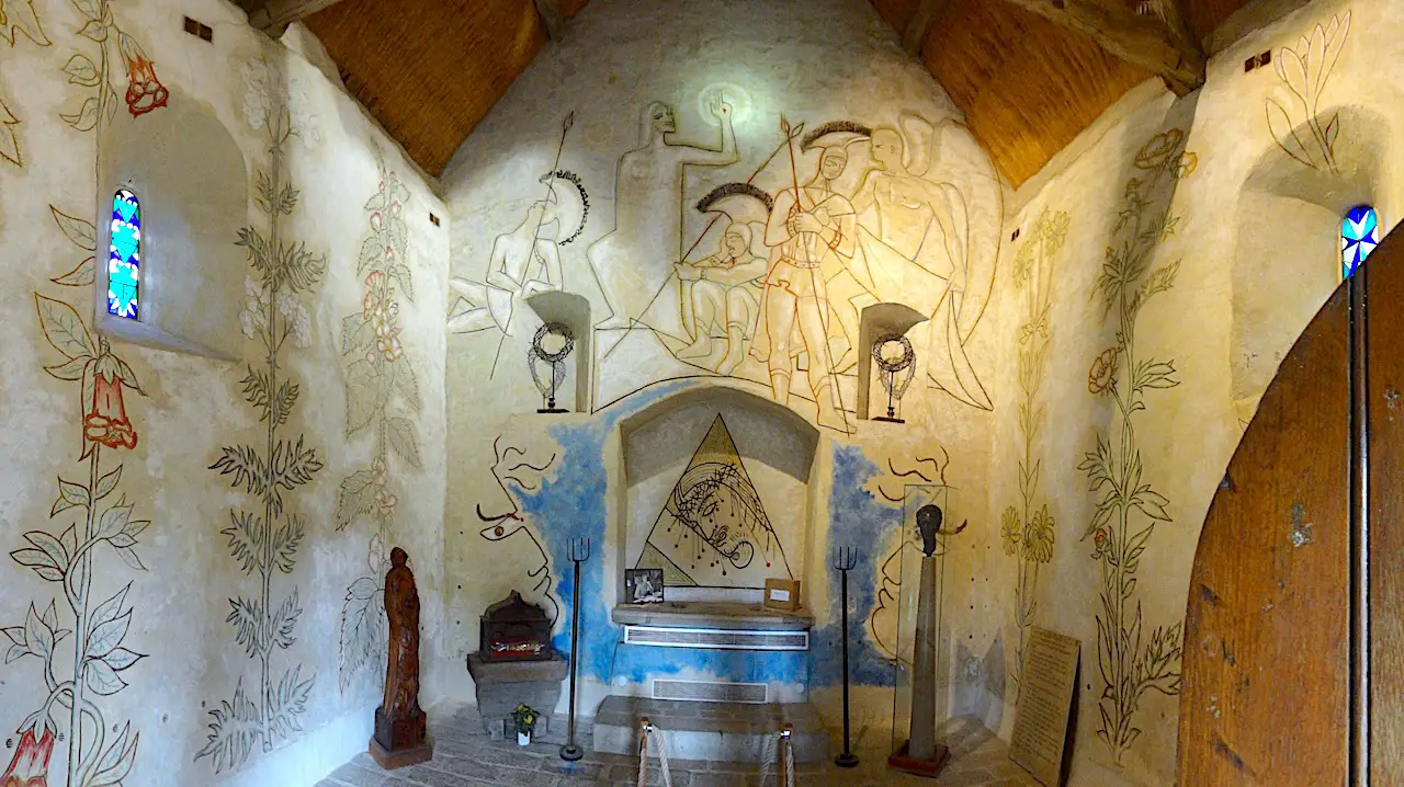 intérieur de la chapelle Cocteau à Milly la Forêt