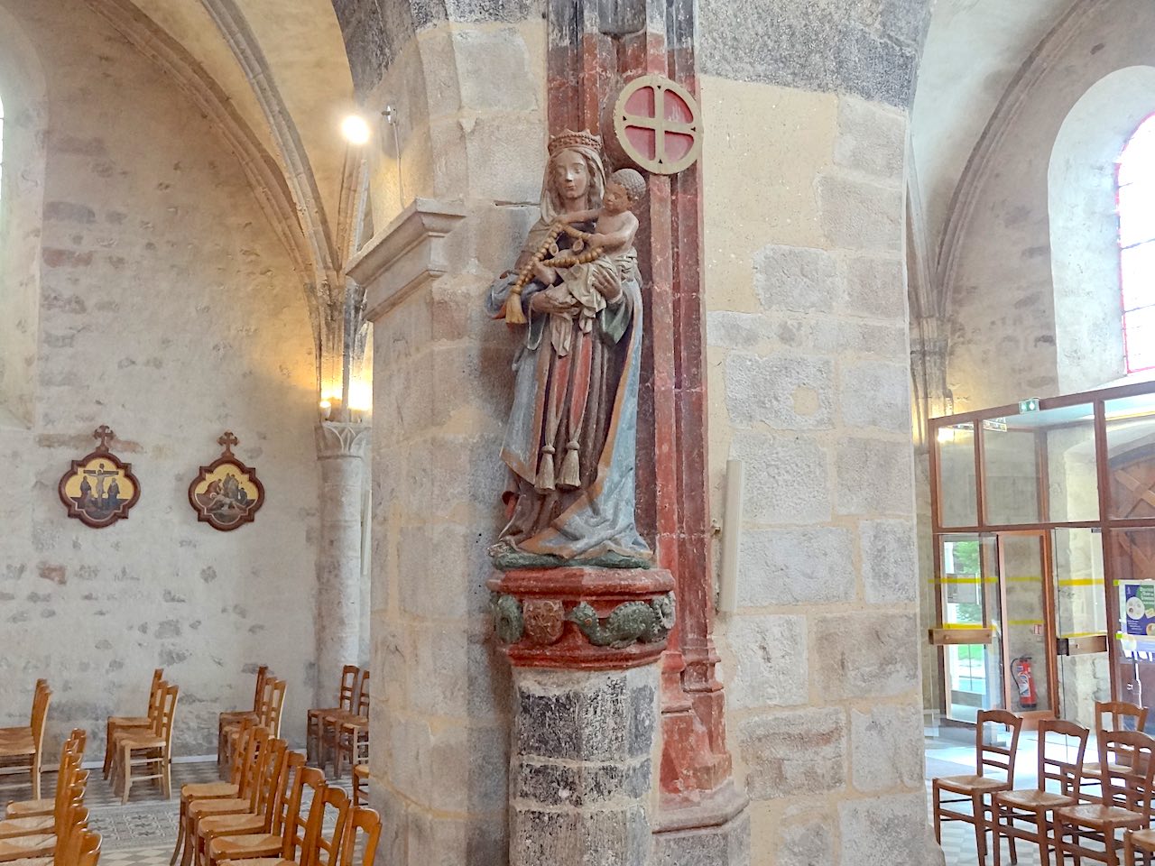 vierge à l'enfant à Milly la Forêt