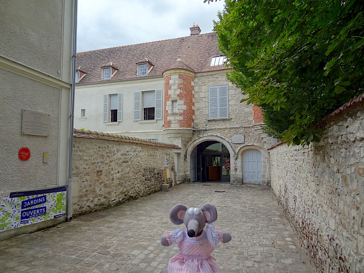 entrée de la maison de Cocteau à Milly la Forêt