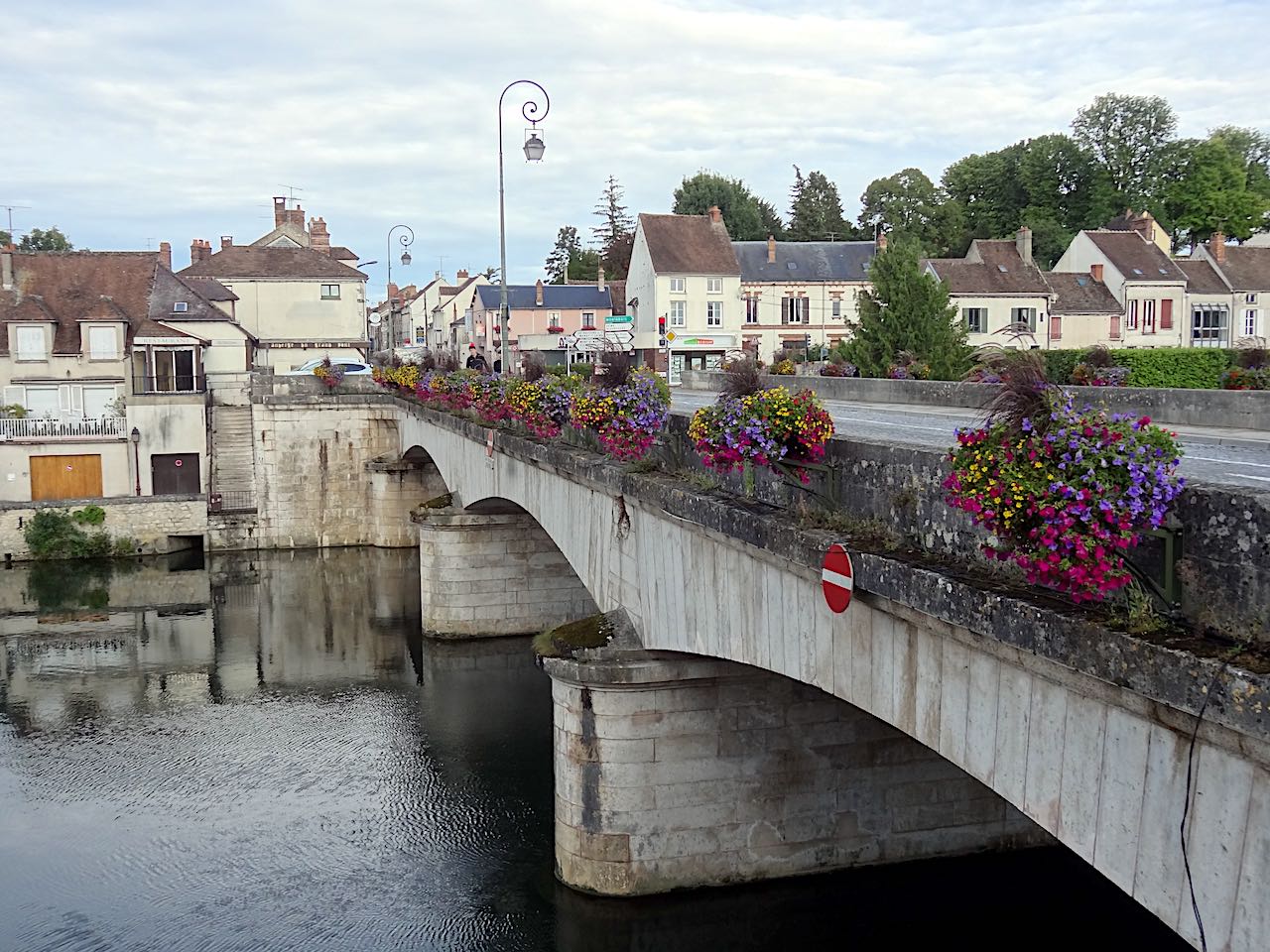 pont de Nemours