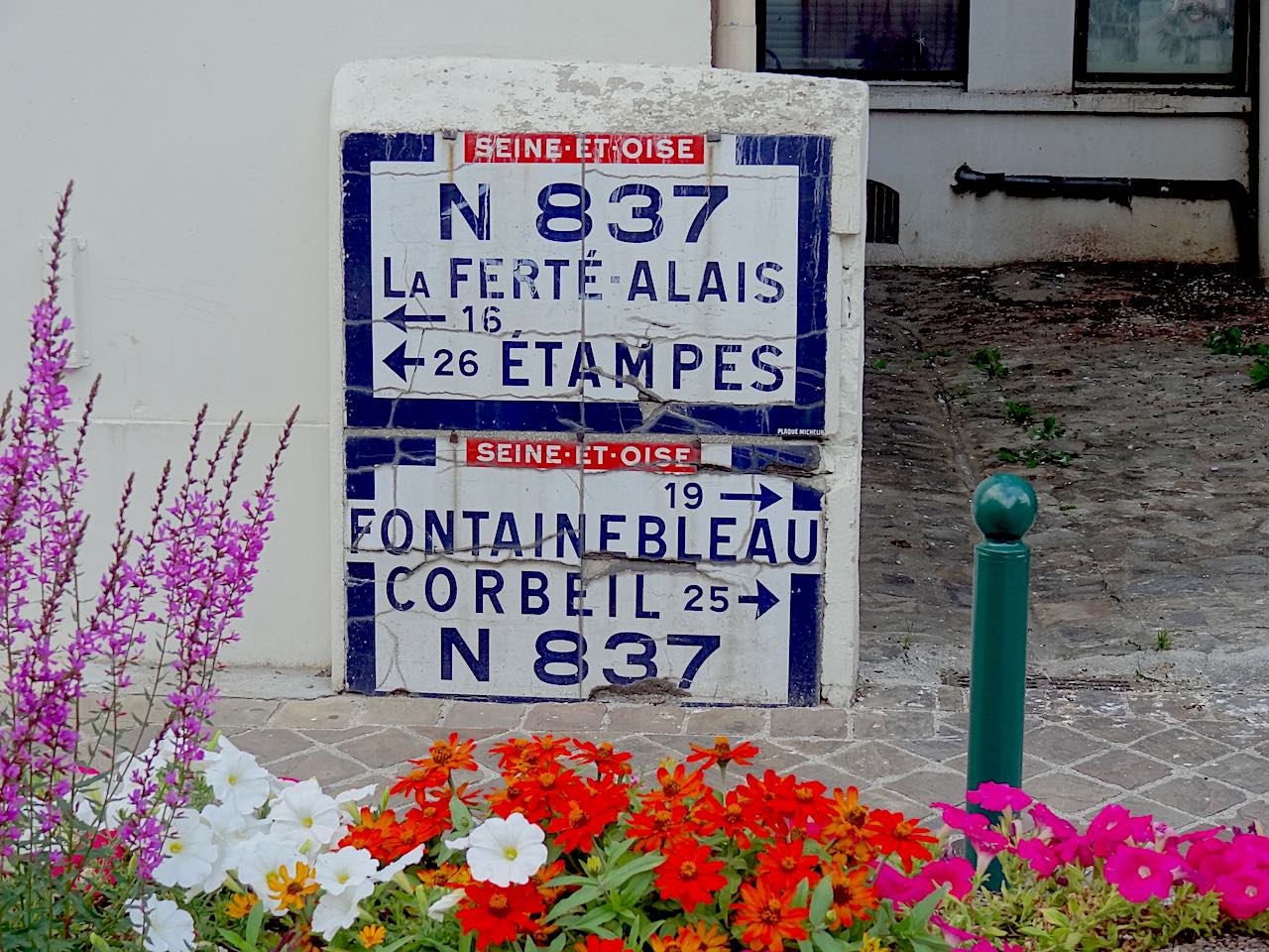 panneau direction Seine et Oise à Milly-la-Forêt