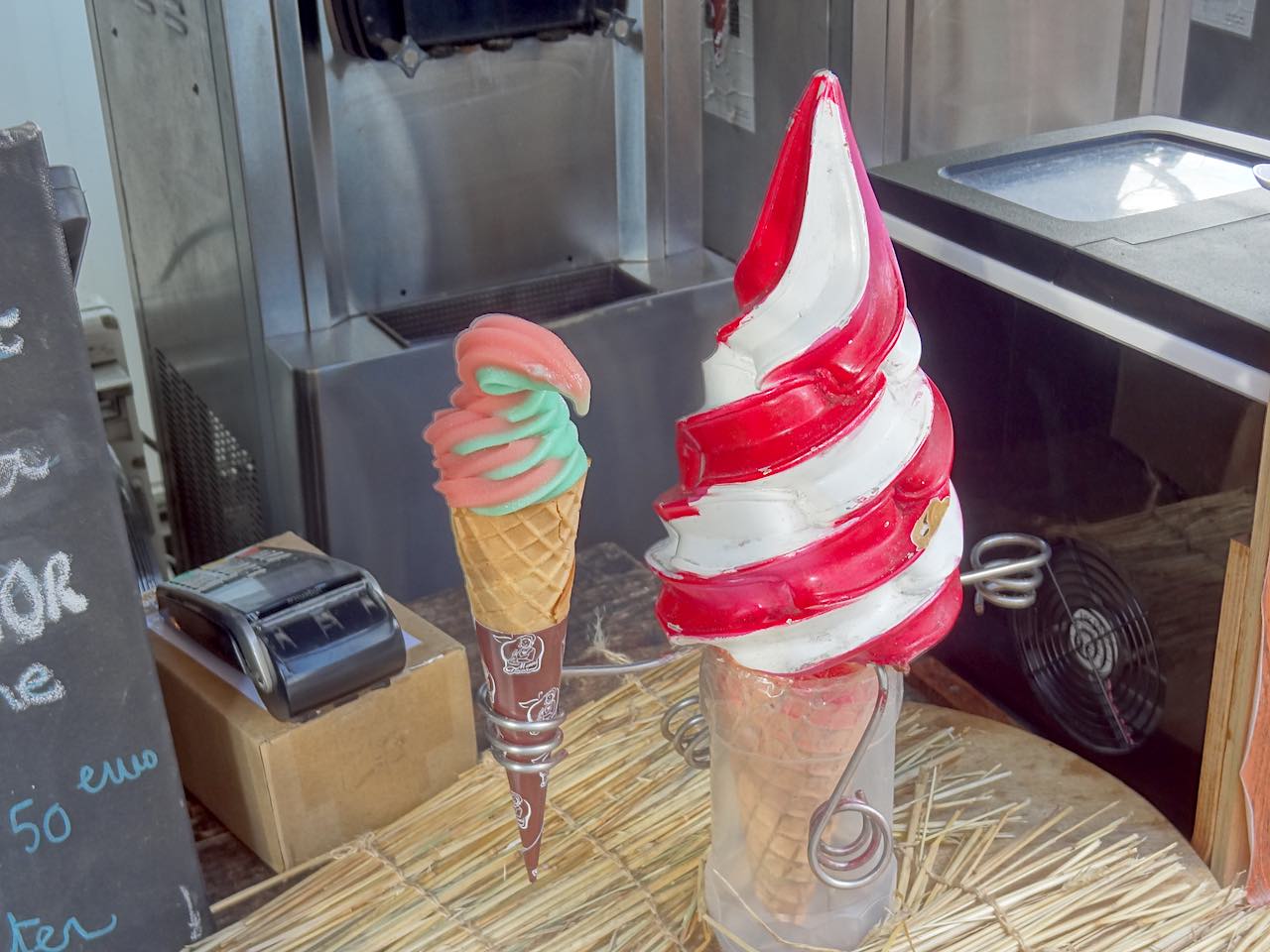 glace à la rose à Provins