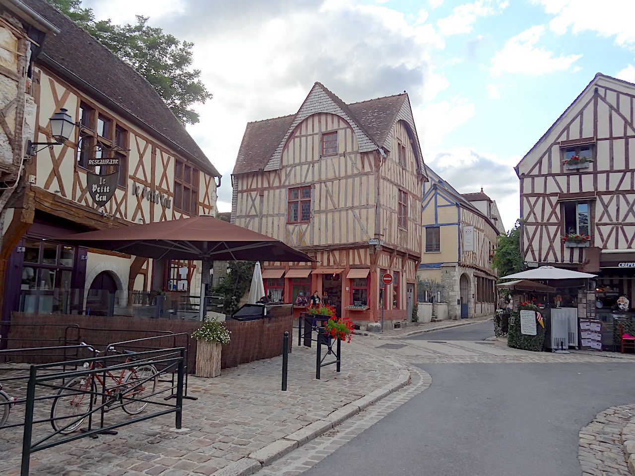 place du chatel à Provins