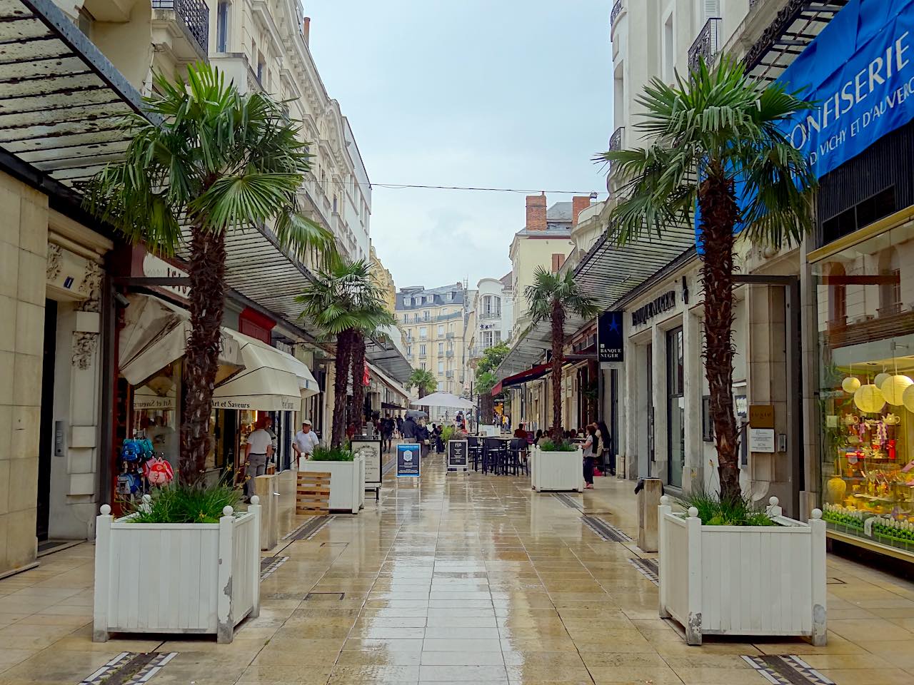 une rue de Vichy sous la pluie