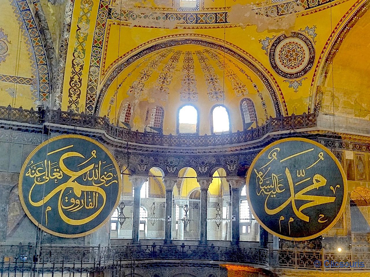 panneaux calligraphiés dans la basilique Sainte-Sophie à Istanbul