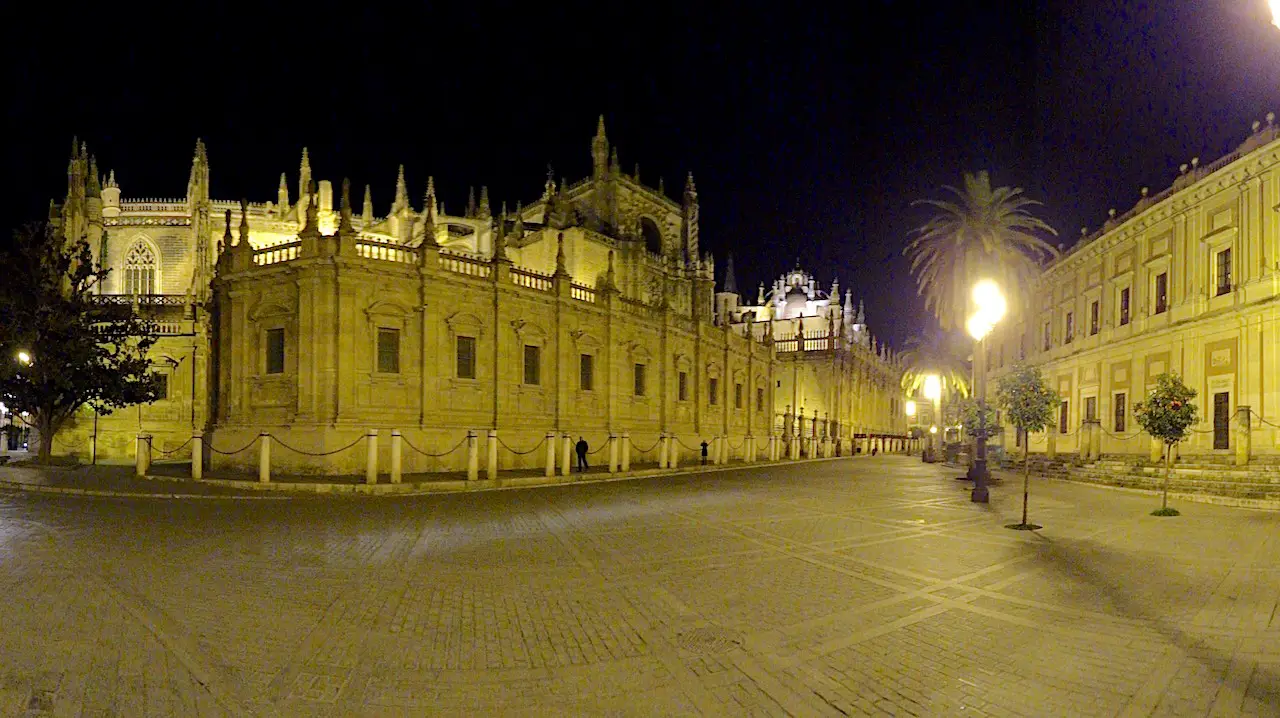 cathédrale de séville de nuit