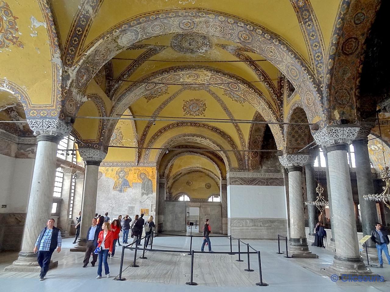 Intérieur de la basilique Sainte-Sophie à Istanbul