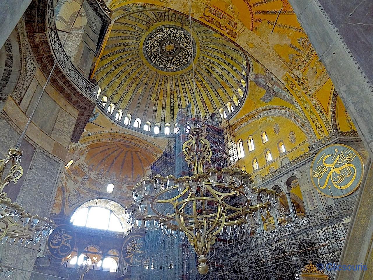 plafond et coupole de la basilique Sainte-Sophie à Istanbul