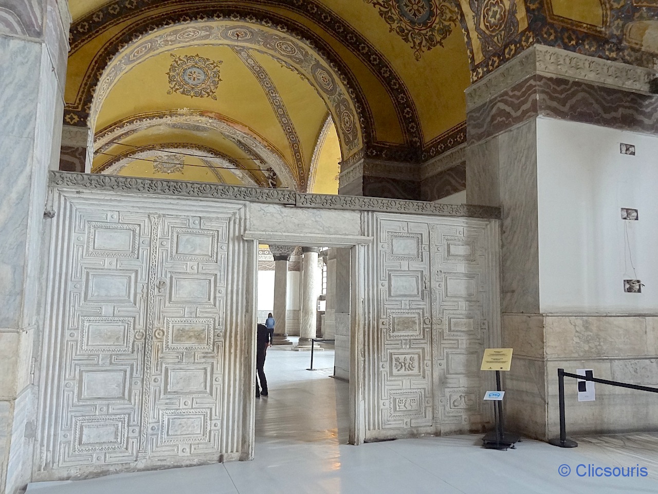 porte en marbre dans la basilique Sainte-Sophie à Istanbul