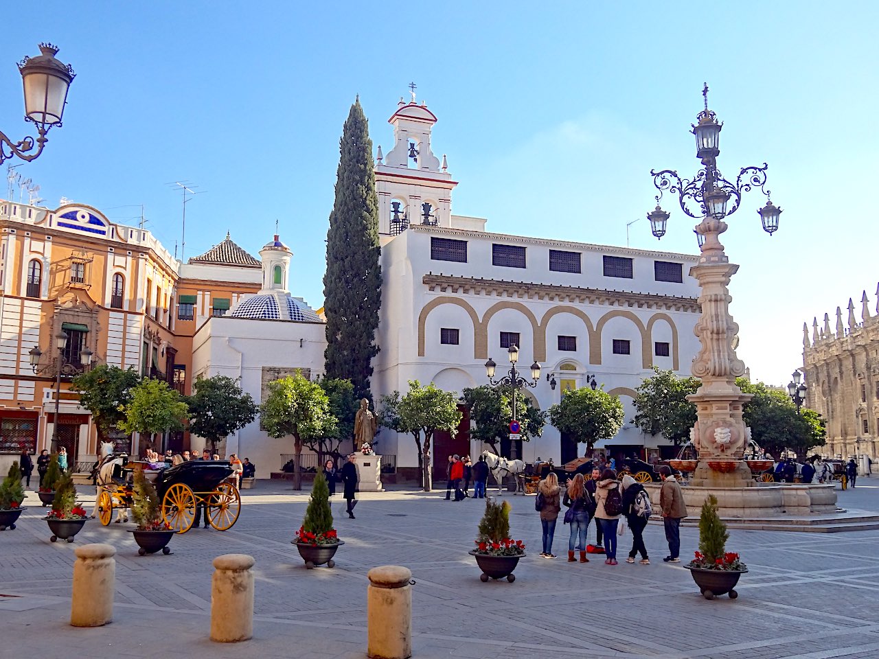 plaza virgen de lors reyes séville