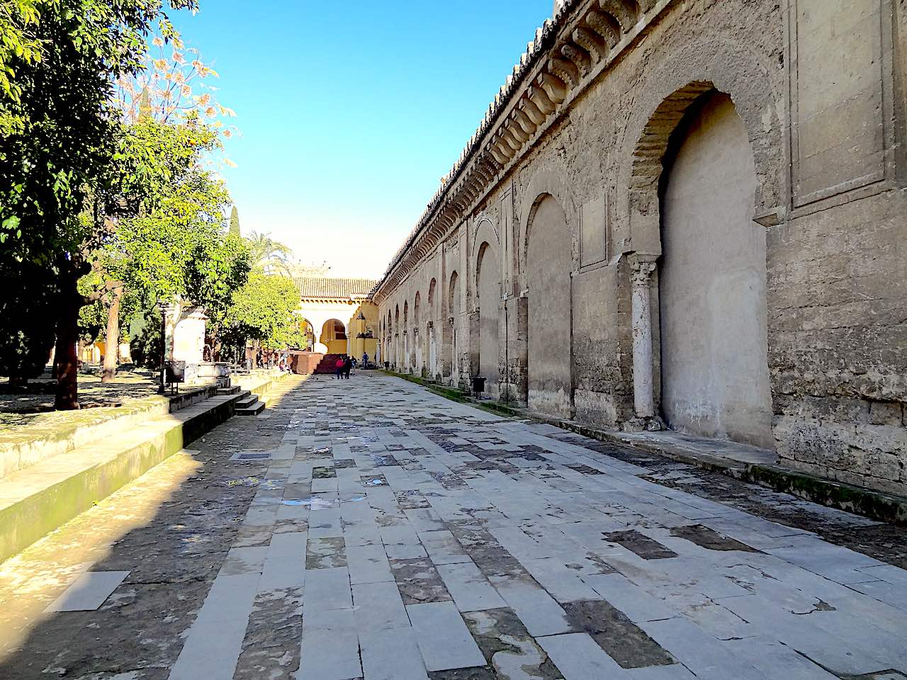 portes murées dans la cour des orangers de Cordoue