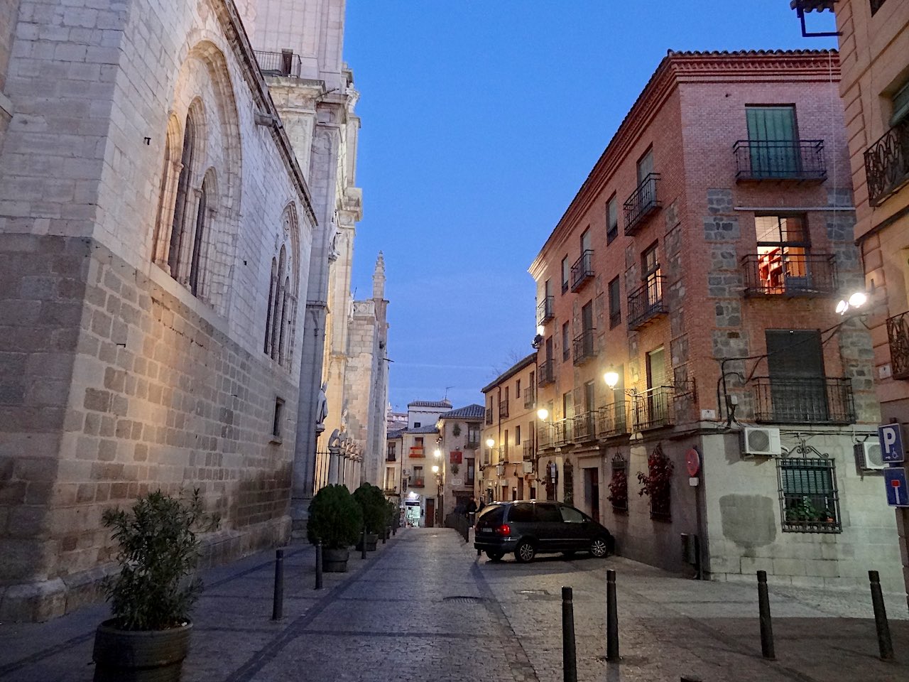 rue derrière la cathédrale de Tolède