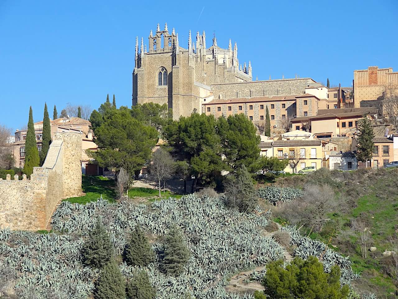 vue sur le monastère San Juan de los reyes de Tolède
