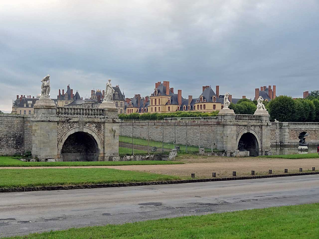 Le château de Fontainebleau depuis la route des Cascades