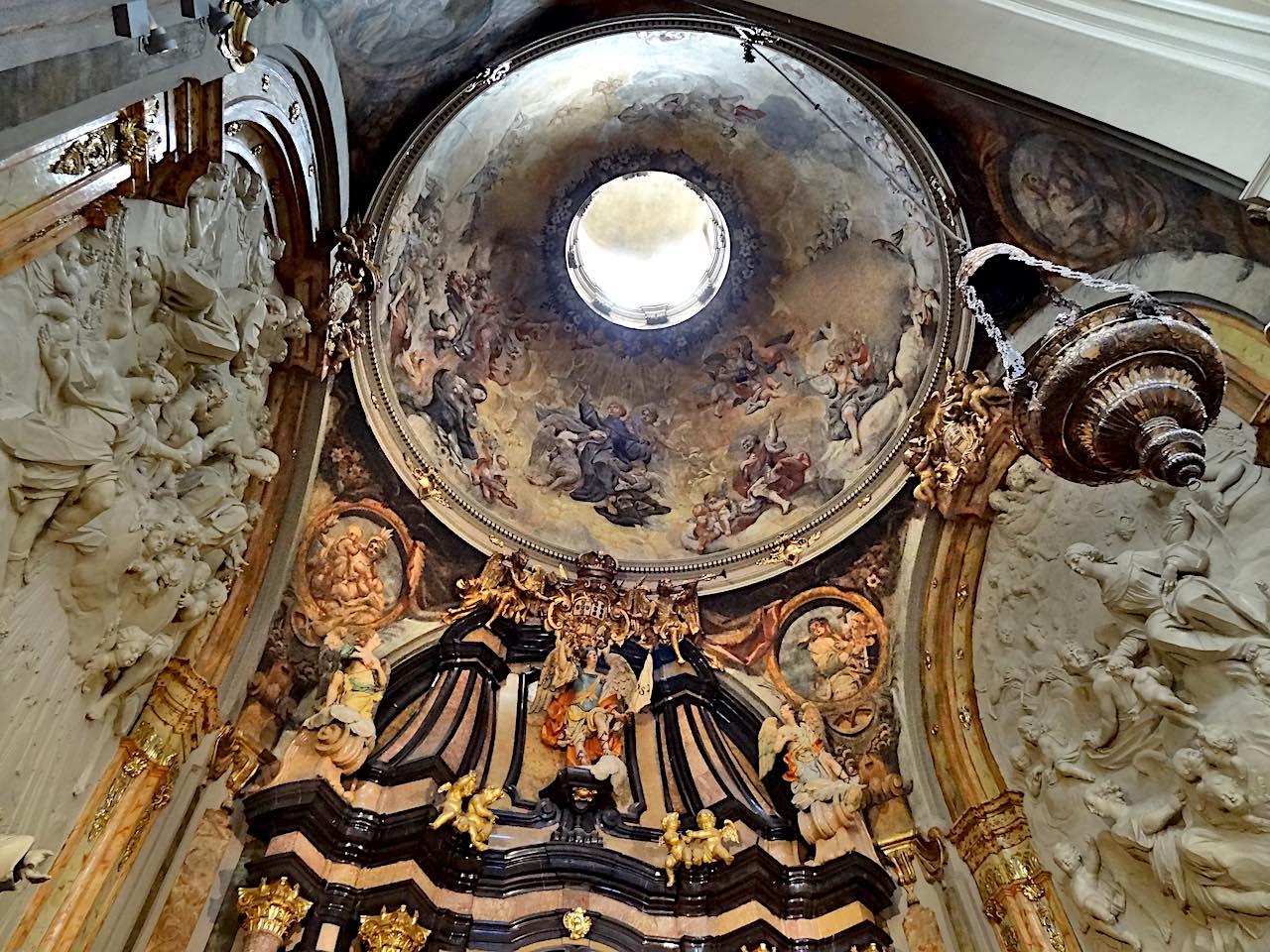 intérieur de la Basilique del pilar à Saragosse