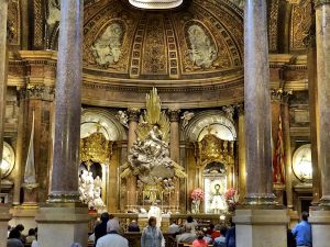 intérieur de la Basilique del pilar à Saragosse
