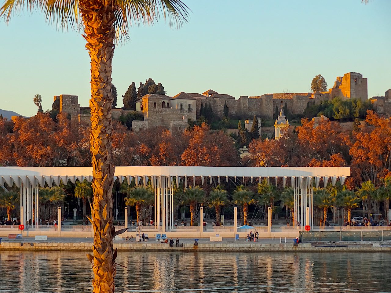 vue sur l'Alcazaba depuis le port de Malaga