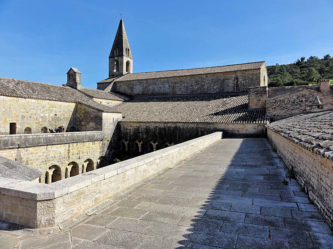 Terrasses du cloître de l'abbaye du Thoronet