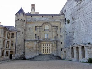 Cour d'honneur du château de La Roche-Guyon