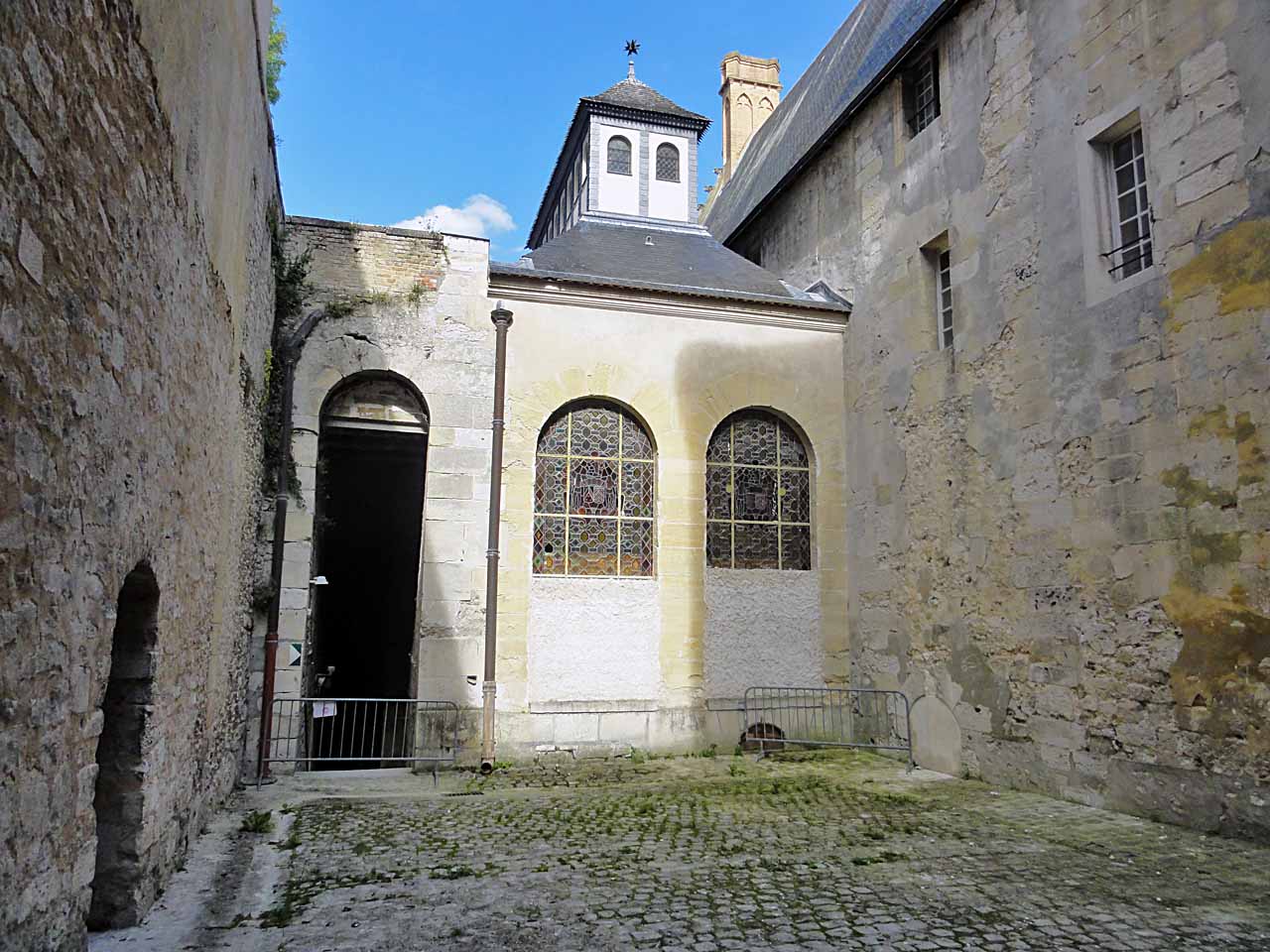 Cour des Cerfs du château de La Roche-Guyon