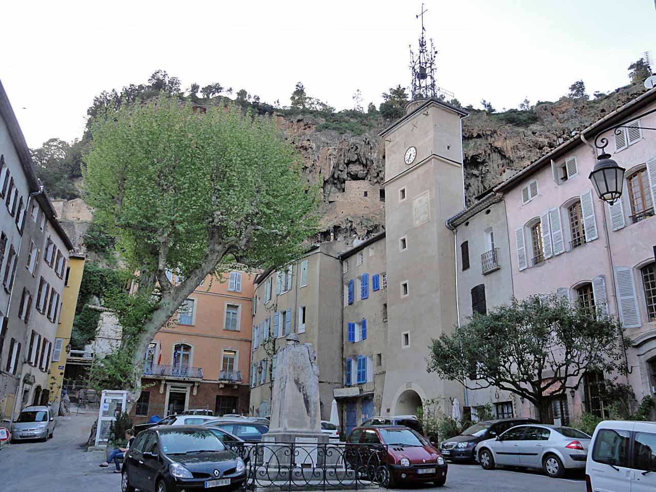 Place de la mairie à Cotignac