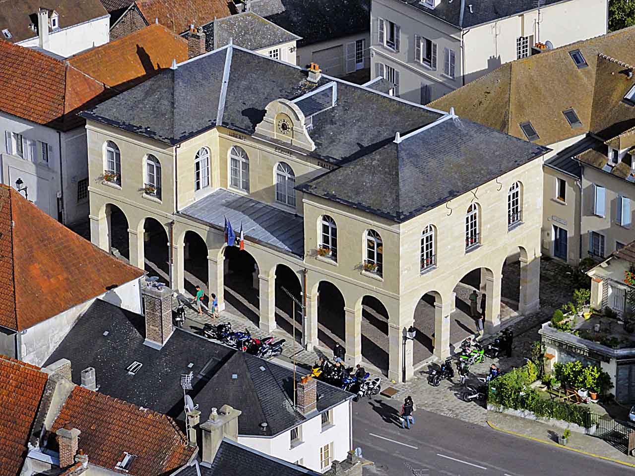 Mairie du village de La Roche-Guyon, vue du donjon