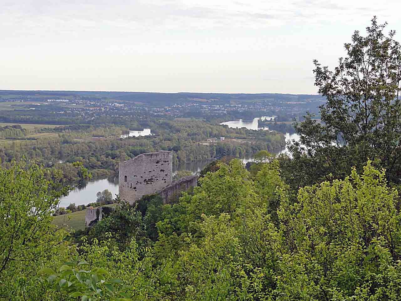 Donjon de La Roche-Guyon dominant la Seine, depuis la route des Crêtes