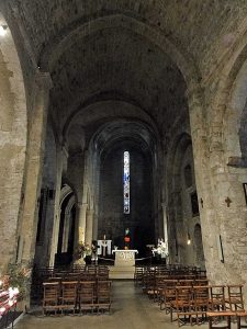 Nef de l'église Notre-Dame-de-l'Assomption de Moustiers-Sainte-Marie
