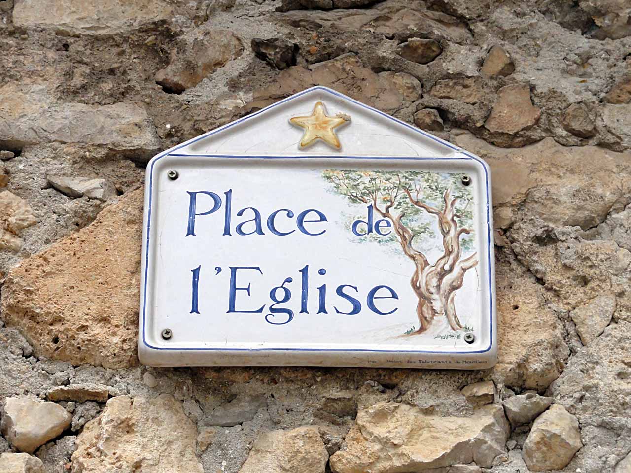 Plaque de la place de l'église à Moustiers-Sainte-Marie