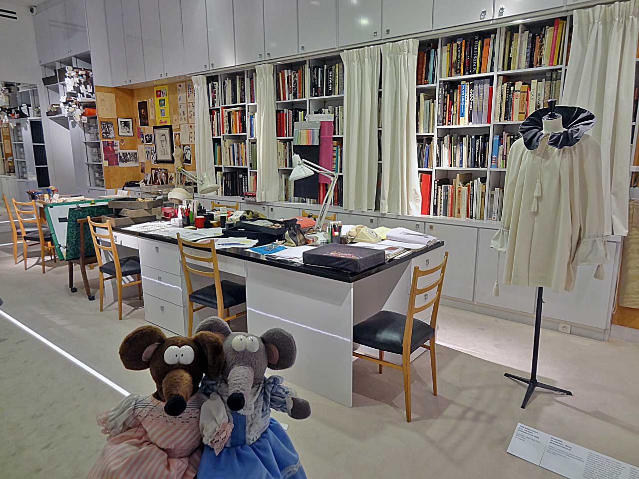 Bureau du grand couturier au musée Yves-Saint-Laurent à Paris