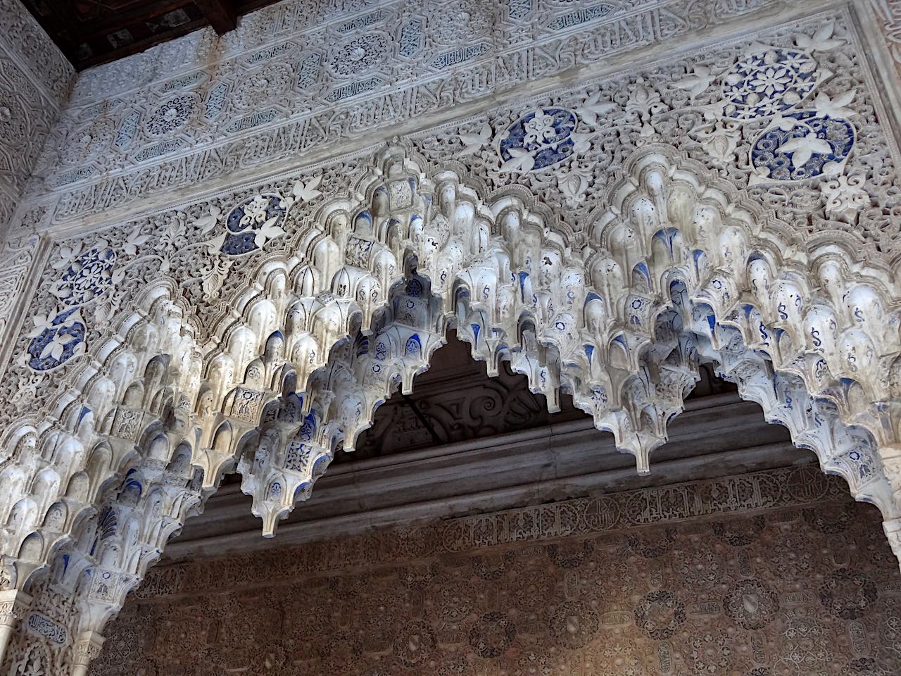 arches de la cour des lions de l'Alhambra