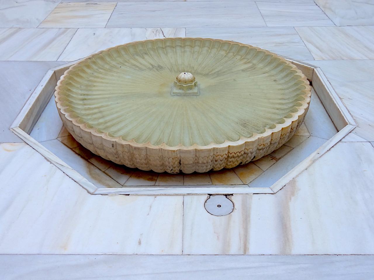 fontaine du patio cuarto dorado de l'Alhambra