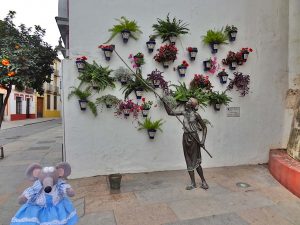 fleurs et sculpture à Cordoue