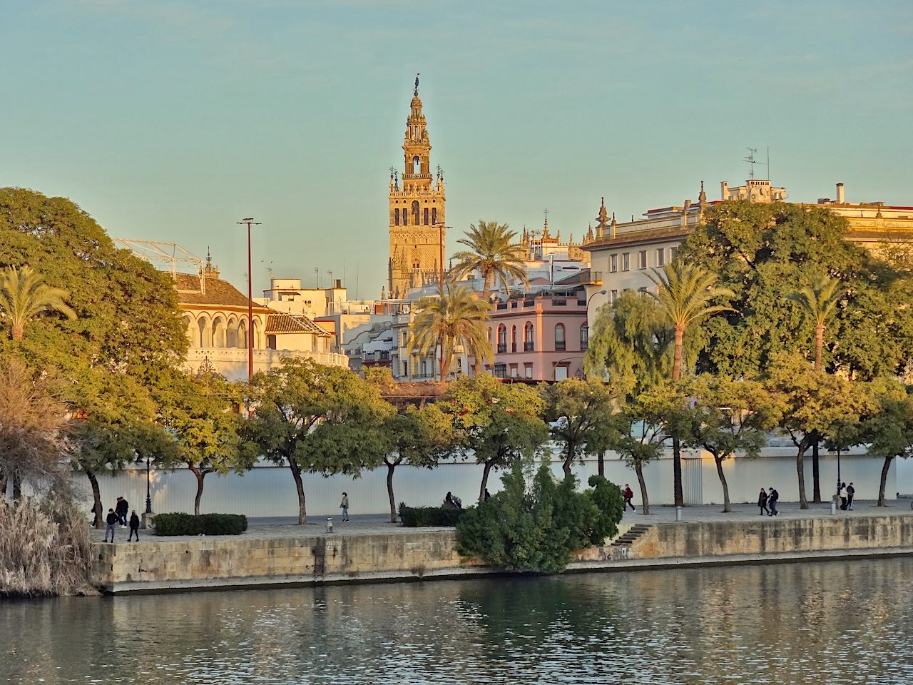 vue sur la Giralda depuis la calle Betis à Séville