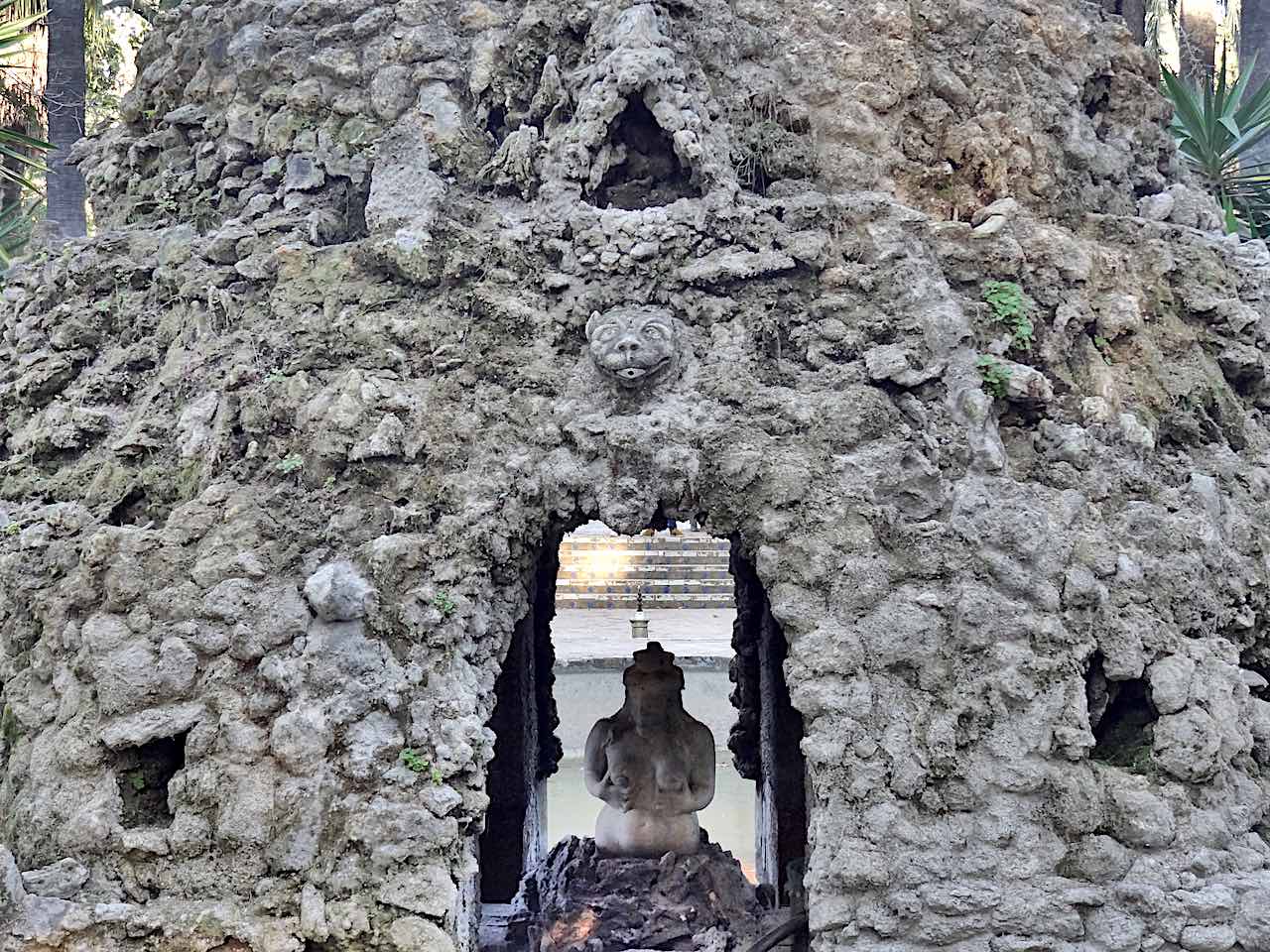 fausse grotte dans le jardin de l'alcazar à séville