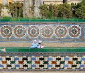 banc dans les jardins de l'alcazar de séville