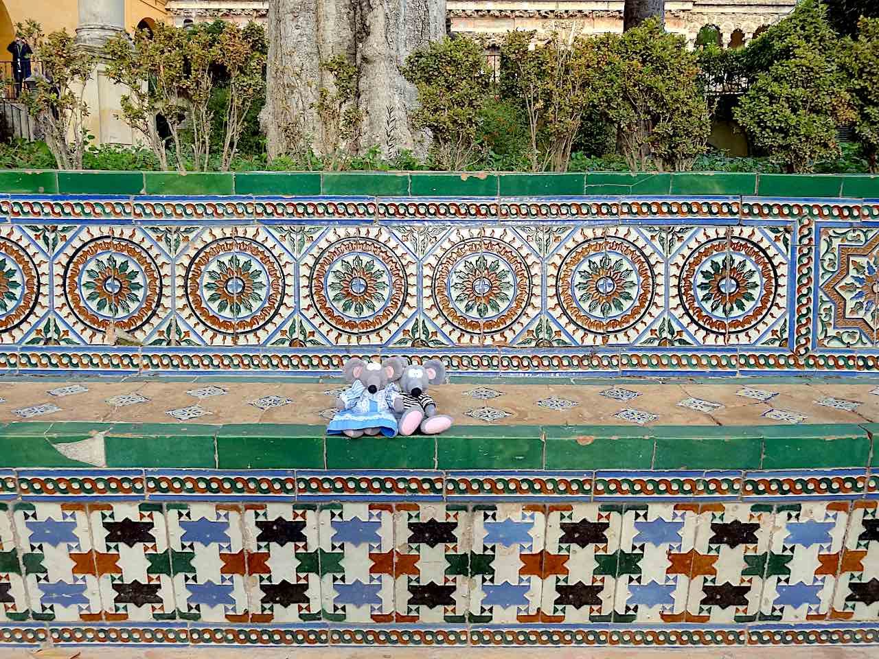 banc dans les jardins de l'alcazar de séville