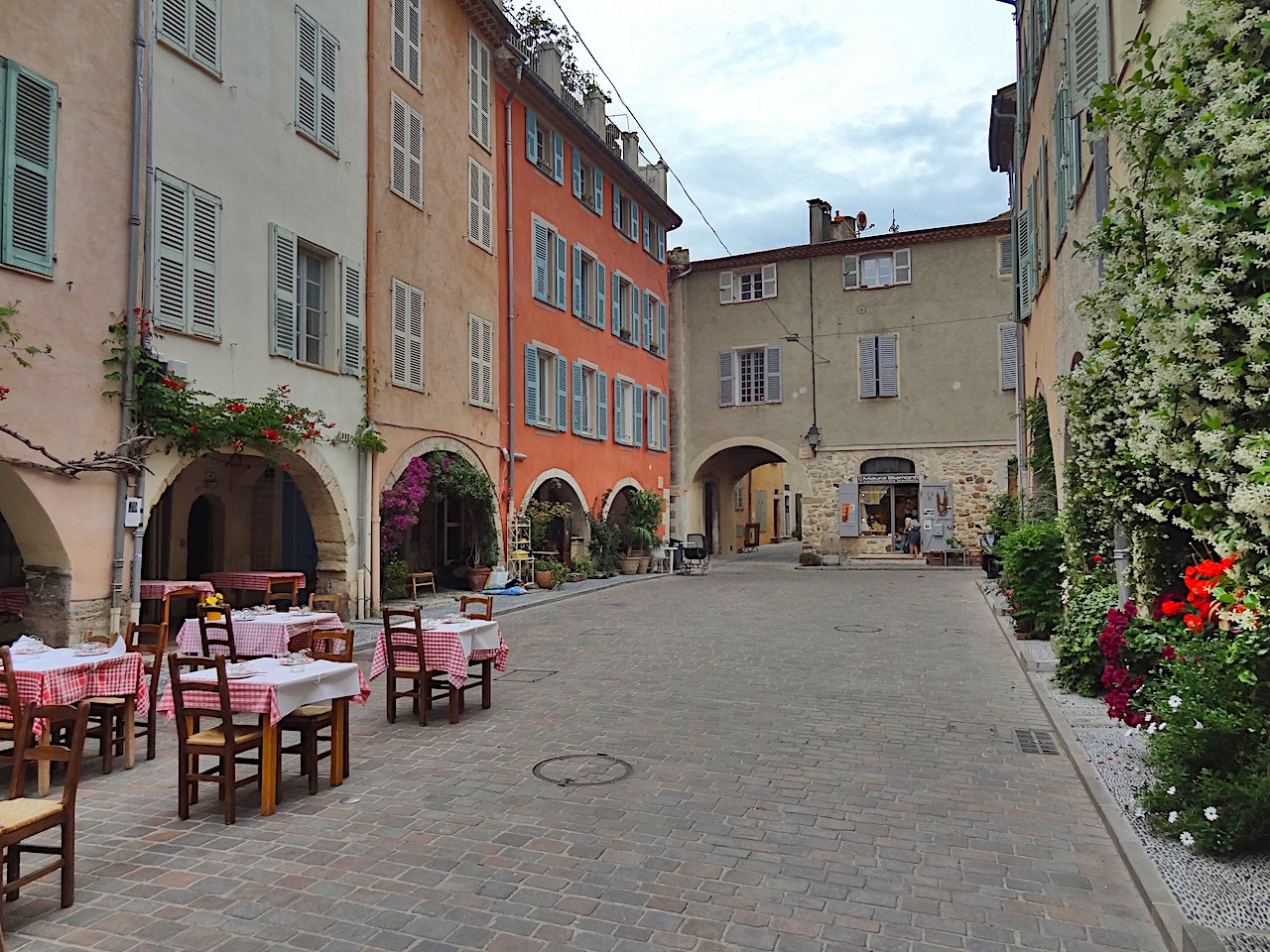 place des Arcades à Biot