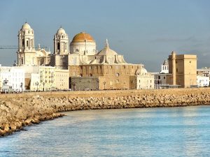 cathédrale de Cadix vue depuis le bord de mer
