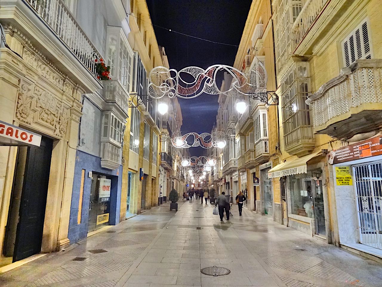 rue à Cadix de nuit