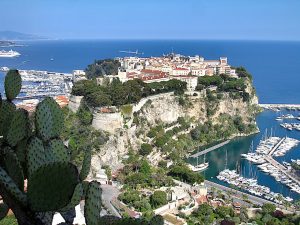 vue sur le rocher depuis le jardin exotique de Monaco