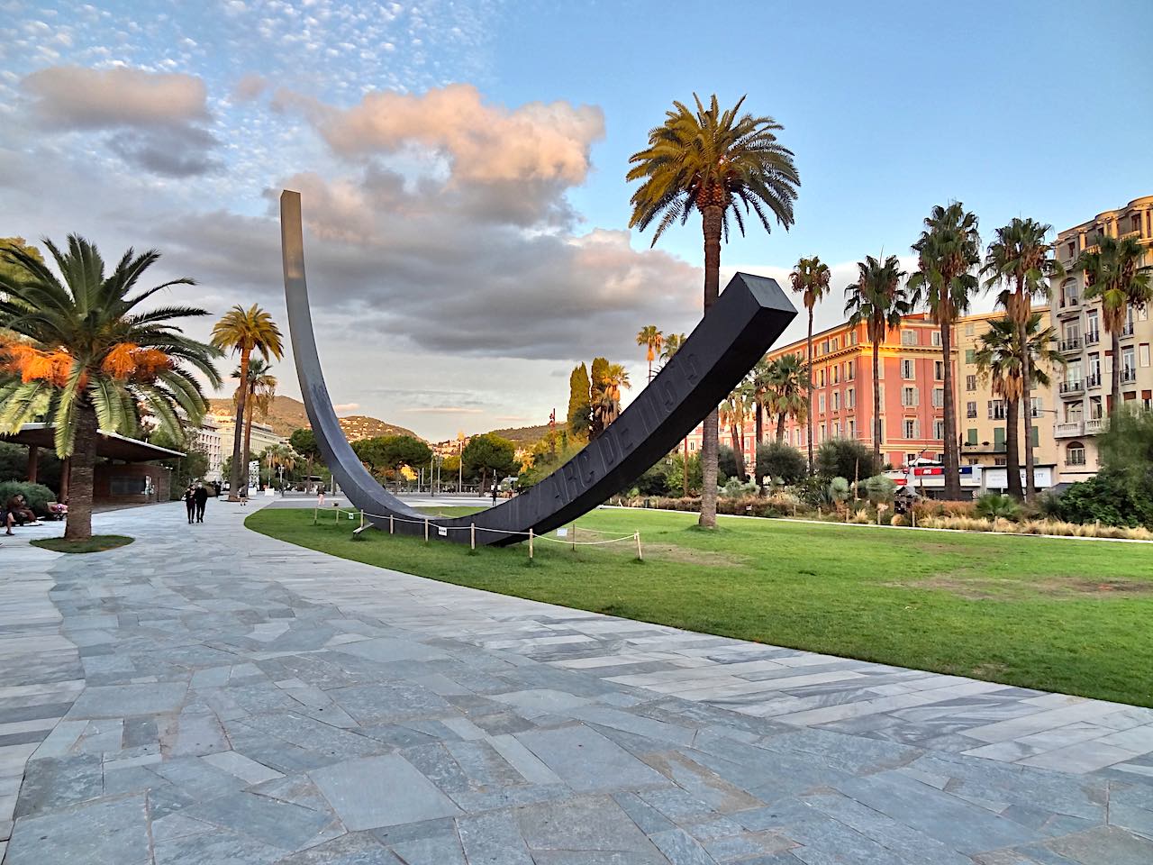 sculpture de Bernar Venet dans le jardin Albert Ier de Nice