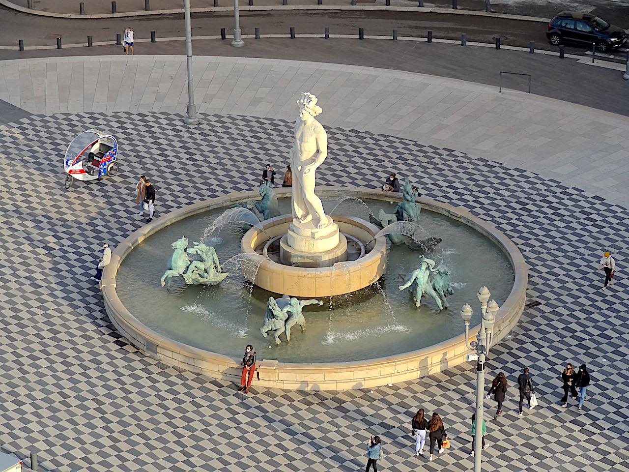 fontaine du soleil et statue d'Apollon à Nice